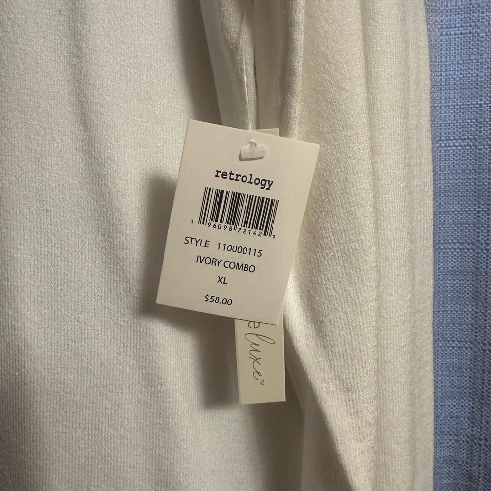 NWT Women’s White Sweater with Black Accents size XL - Picture 2 of 4